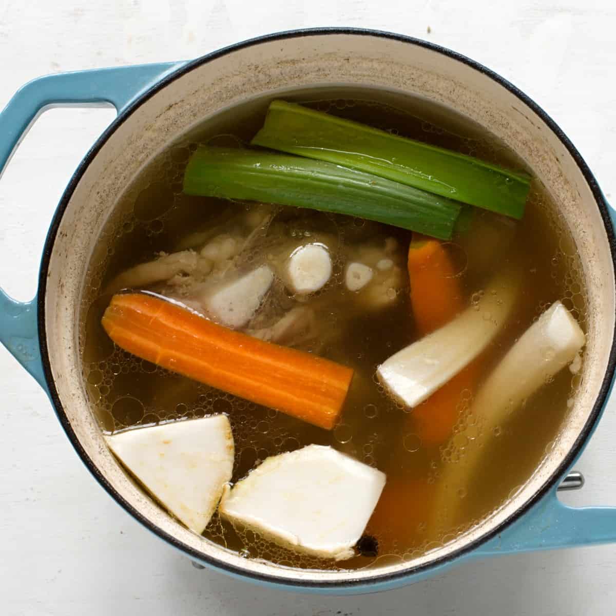 Přidání zeleniny do hovězí polévky.