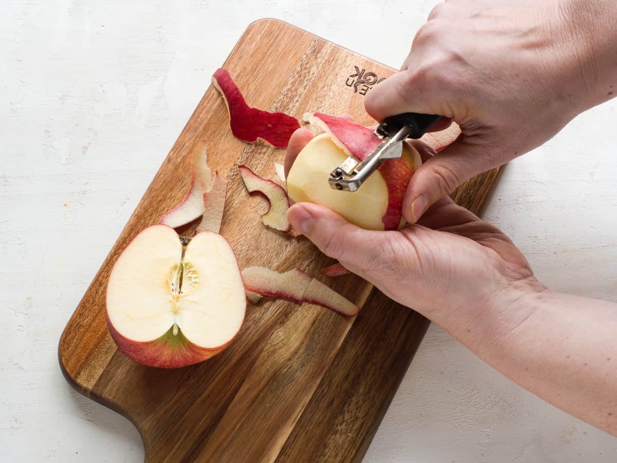 Loupání jablek pomocí škrabky.