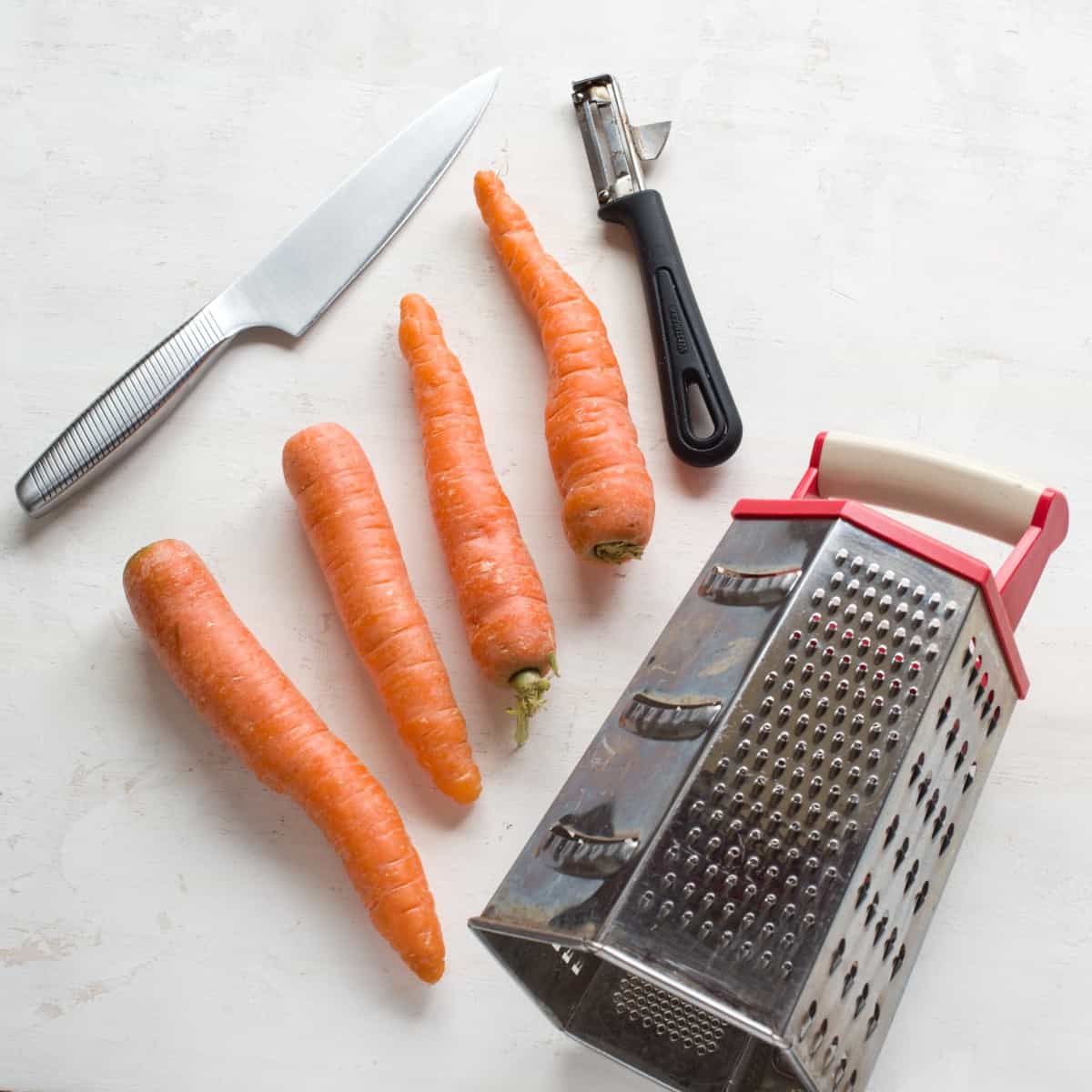 Co je potřeba ke strouhání mrkve: nůž, škrabka, struhadlo.