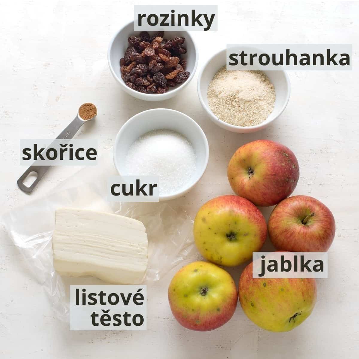 Suroviny na jablečný závin z listového těsta včetně popisků.