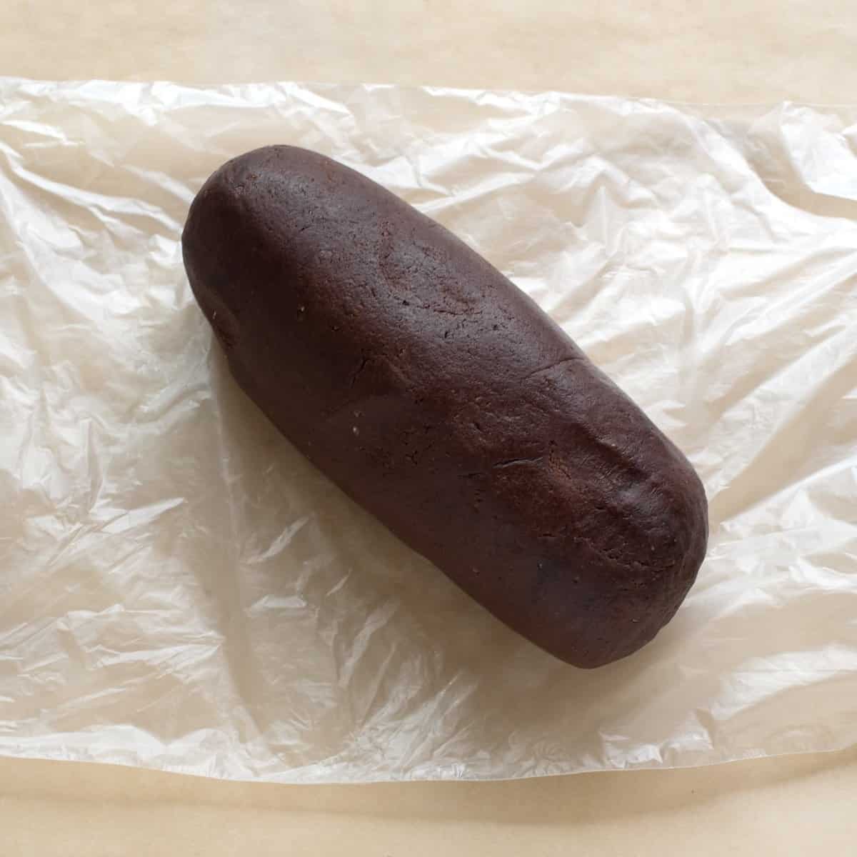 Křehké kakaové těsto ve tvaru válce.