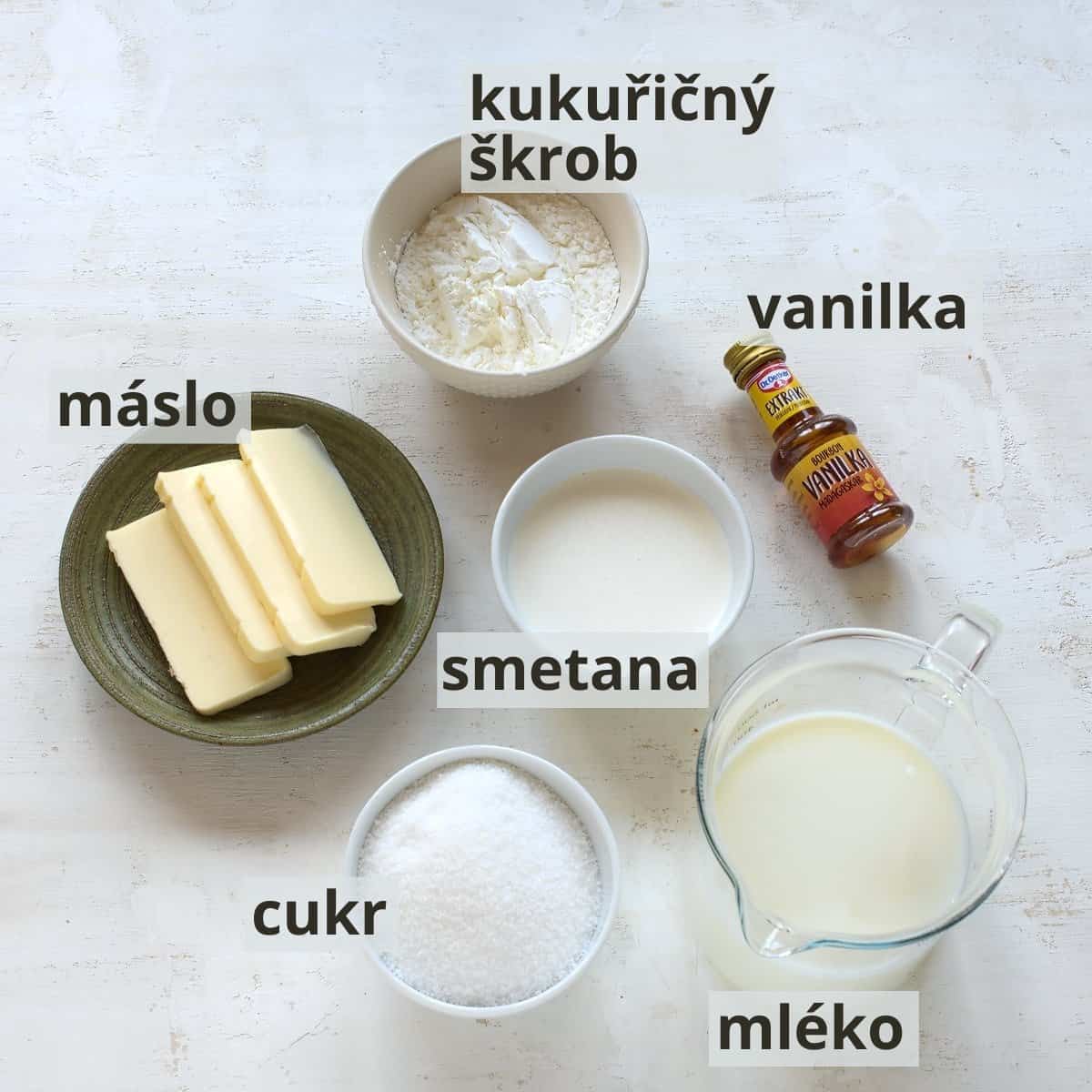 Suroviny na pudinkový máslový krém, včetně popisků.
