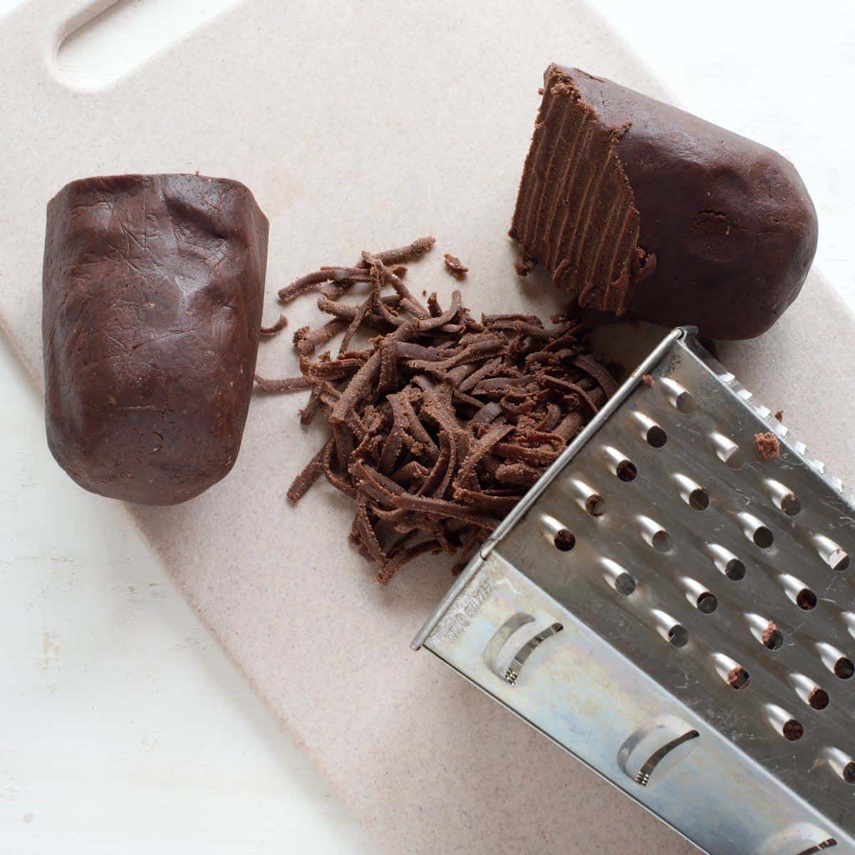 Strouhání kakaového těsta na ručním struhadle.